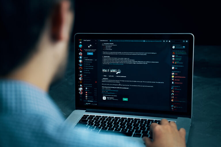 Adolescent devant son ordinateur, en train de discuter sur Discord