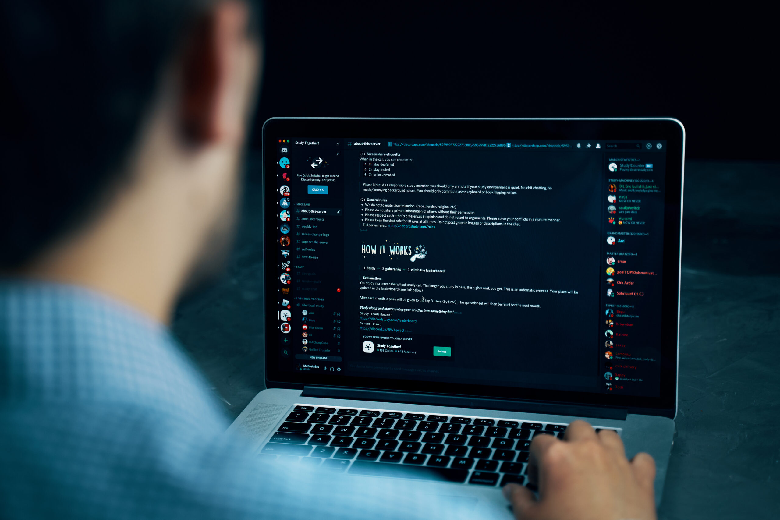 Adolescent devant son ordinateur, en train de discuter sur Discord