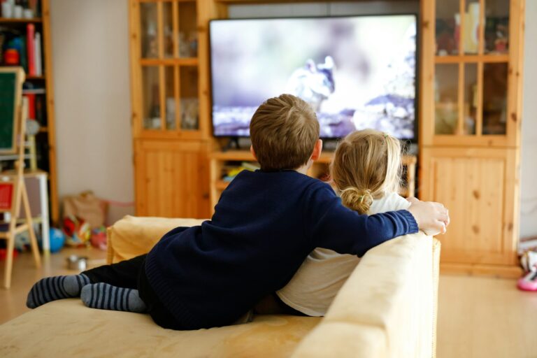 Enfants devant la télévision dans un canapé