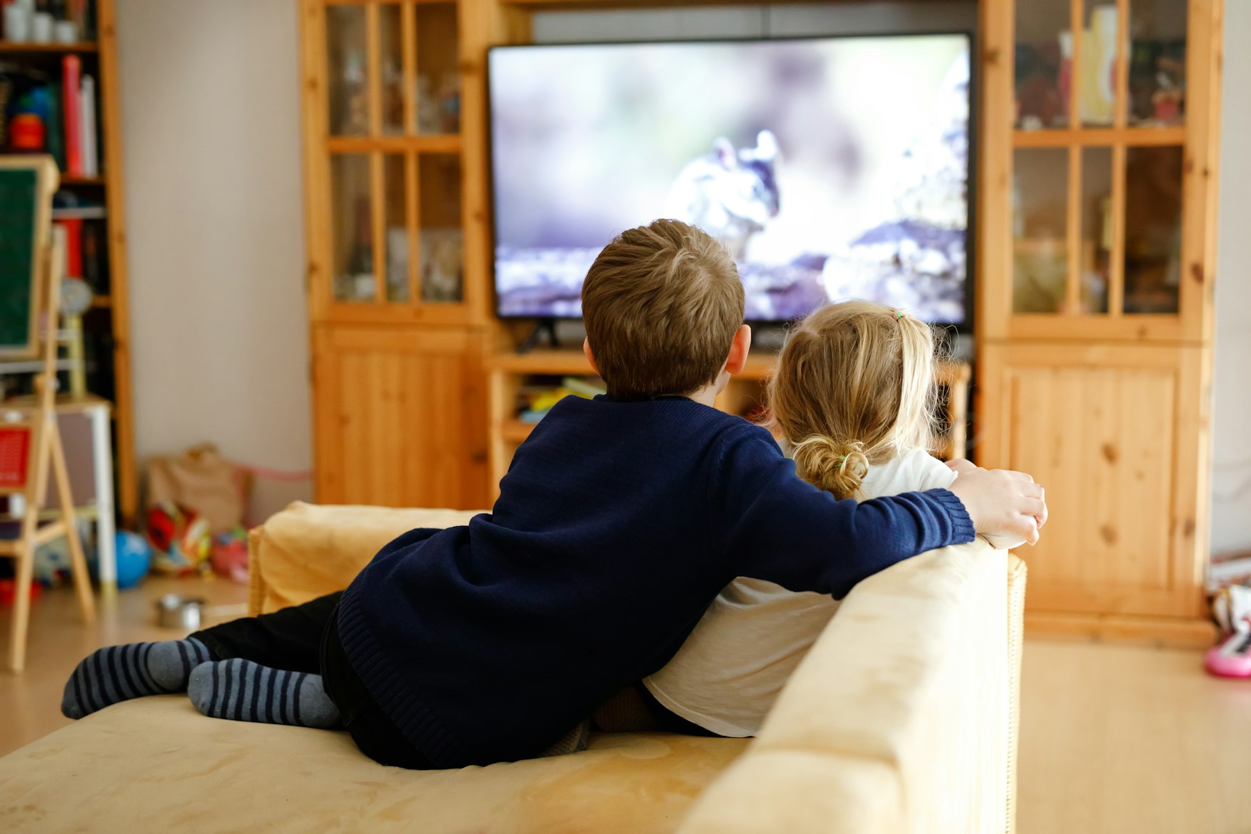 Enfants devant la télévision dans un canapé