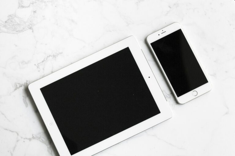 Image représentant une tablette et un téléphone mobile sur une table blanche