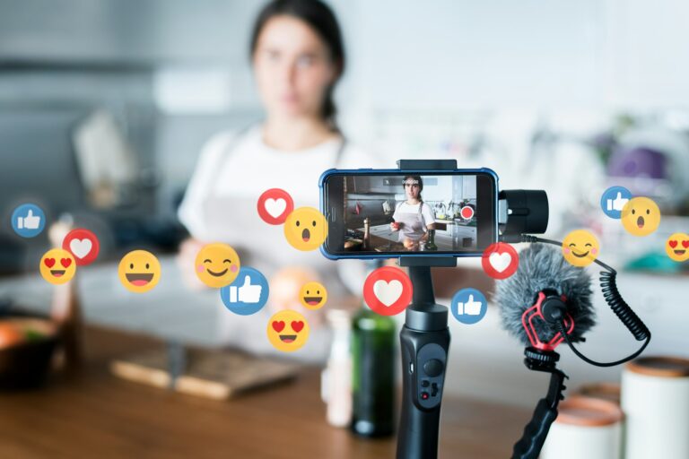 Image d'une jeune qui se filme avec son téléphone