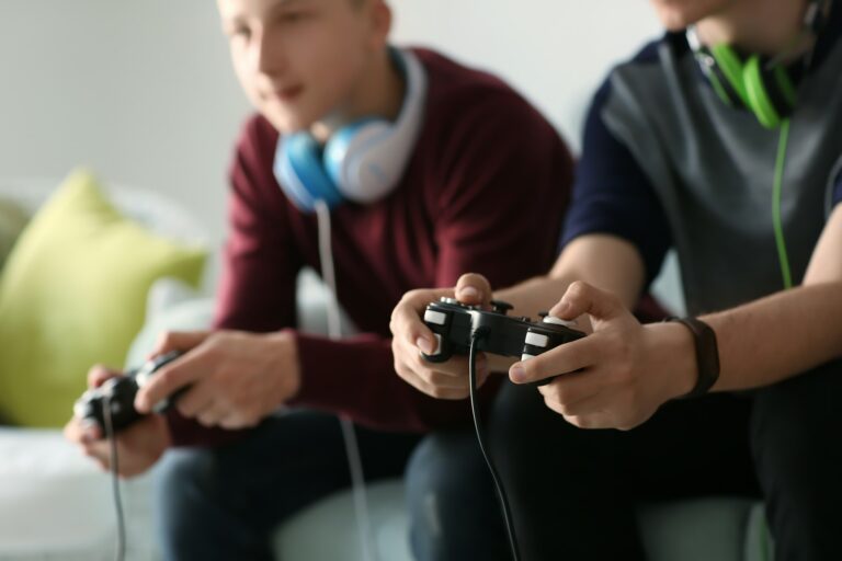 2 jeunes qui jouent ensemble à la console
