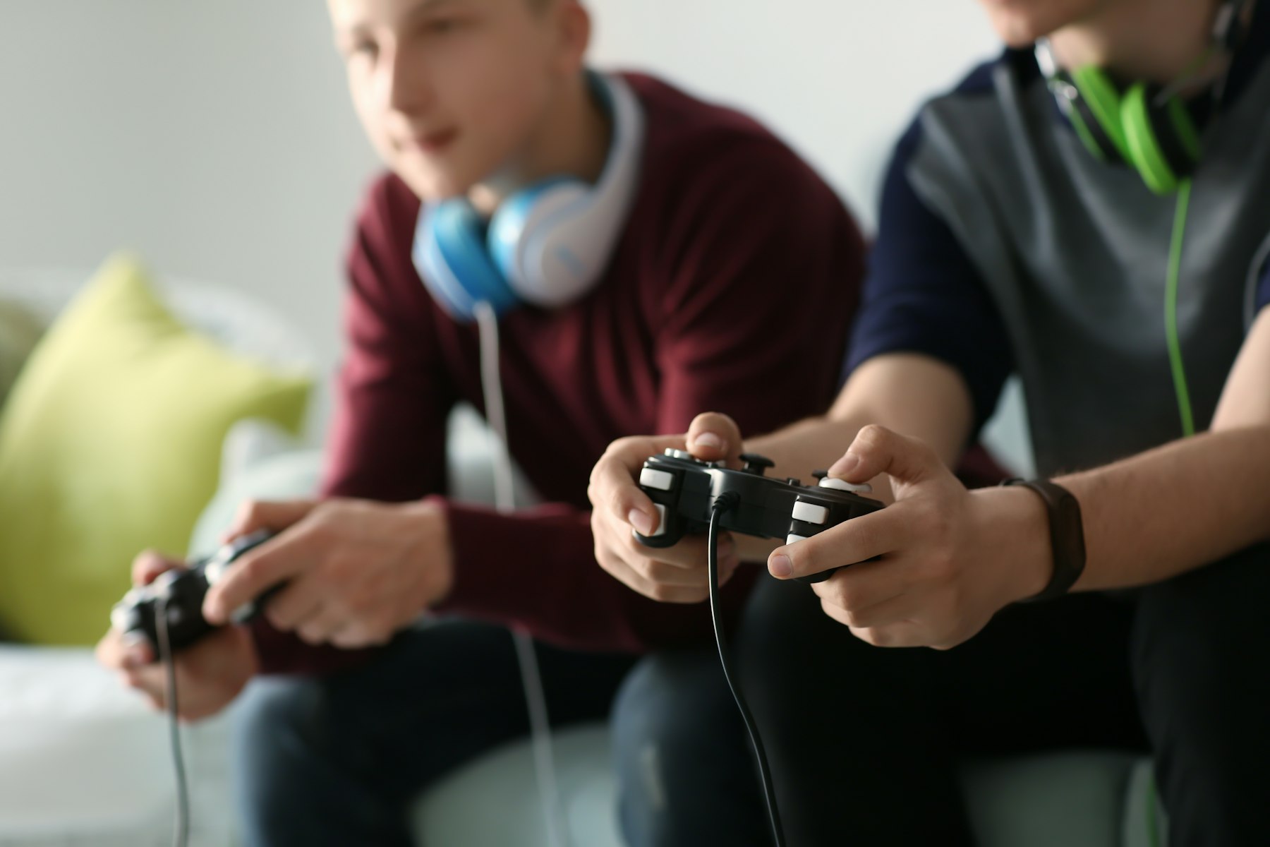 2 jeunes qui jouent ensemble à la console
