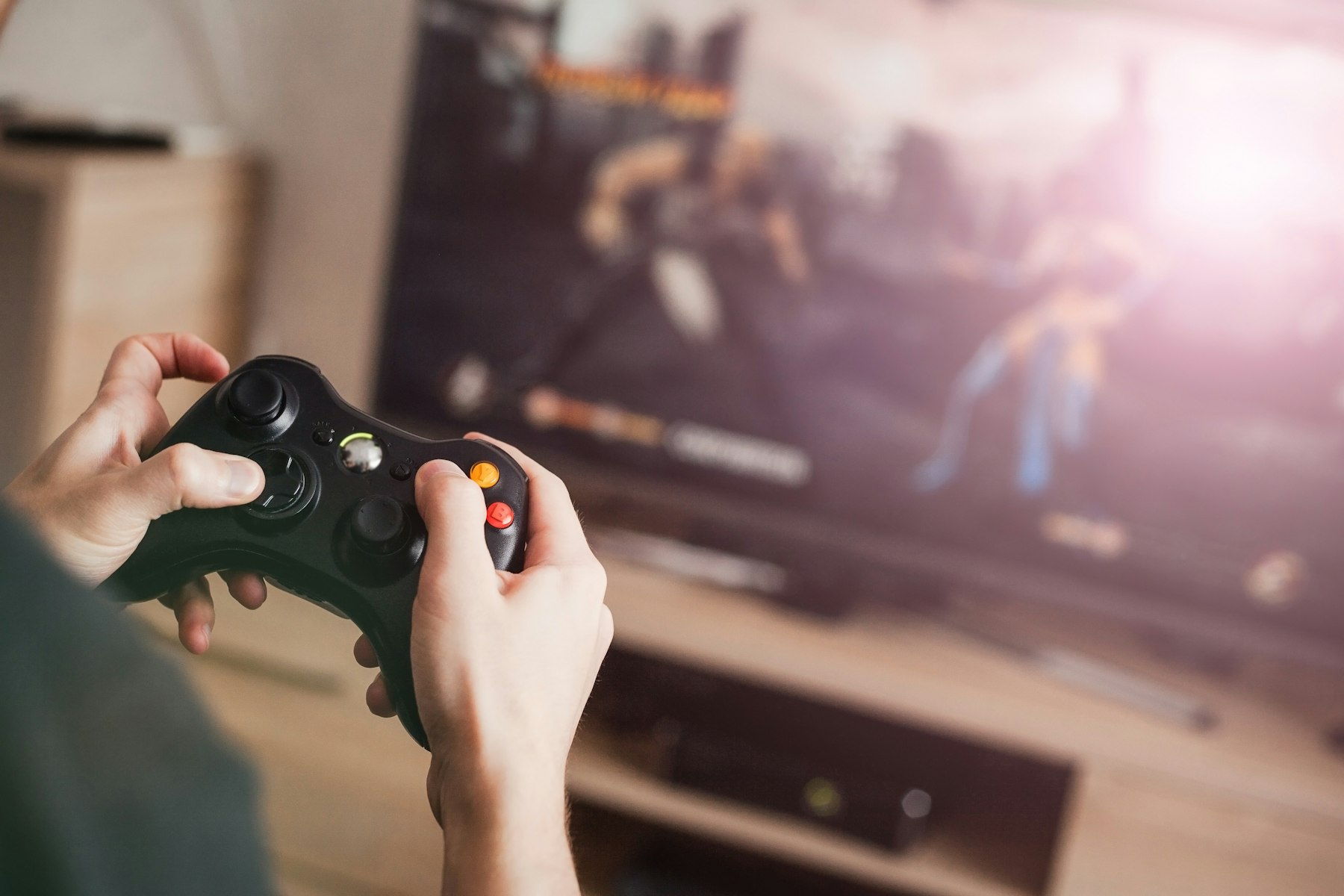 Jeune devant sa console de jeu