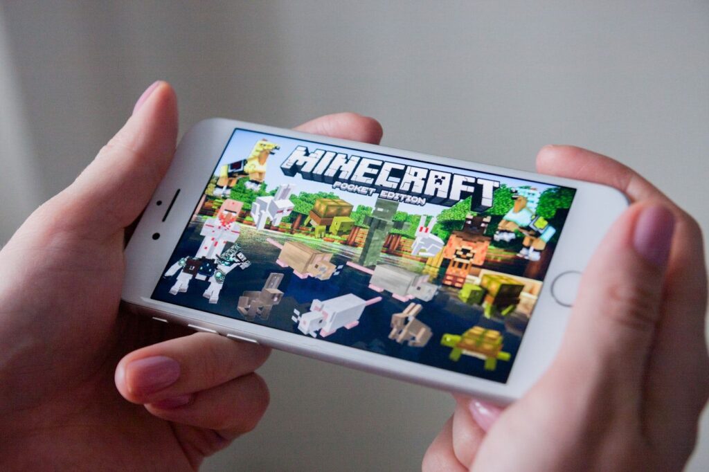 Image d'un jeu qui joue à Minecraft sur son téléphone