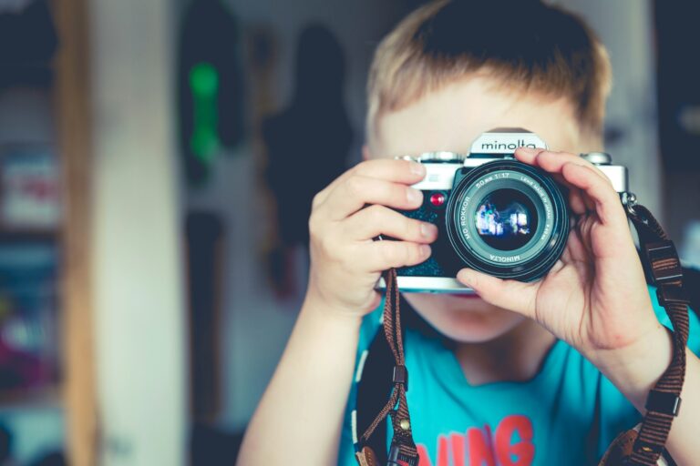 Image d'un enfant qui prend une photo avec un appareil photo