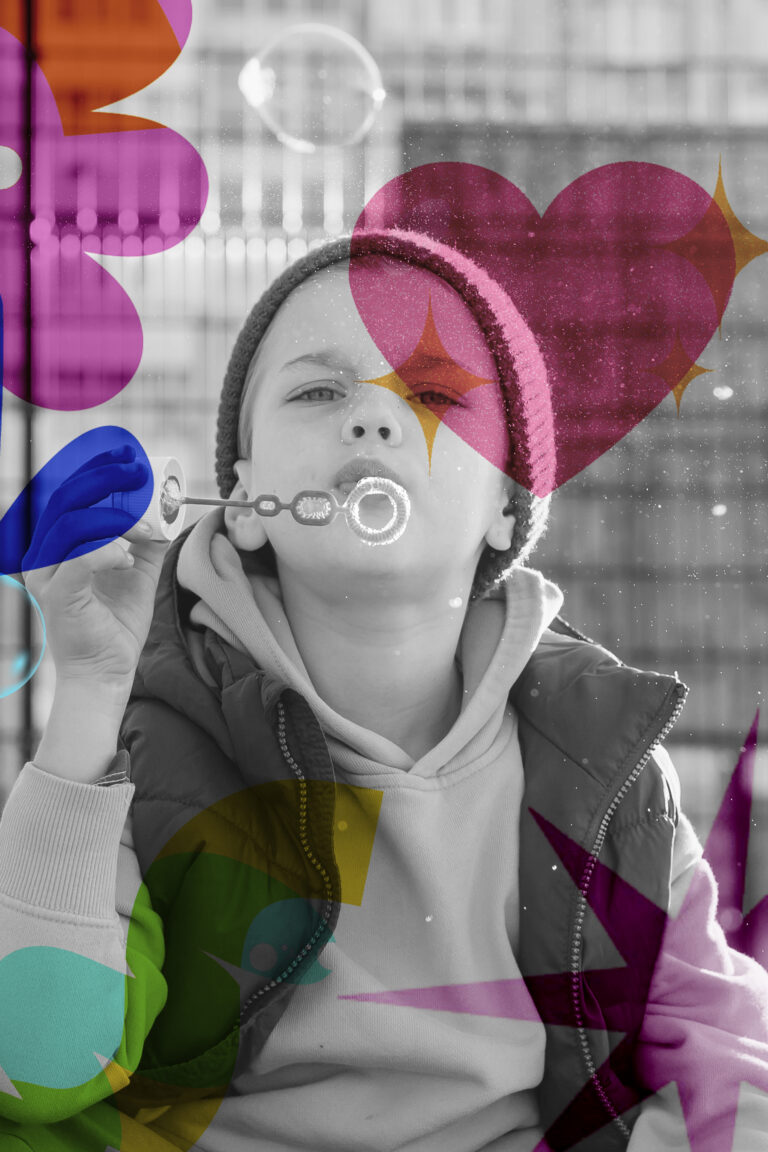 Photo d'un petit garçon qui fait des bulles. L'image est en noir et blanc entourée de lignes colorées.