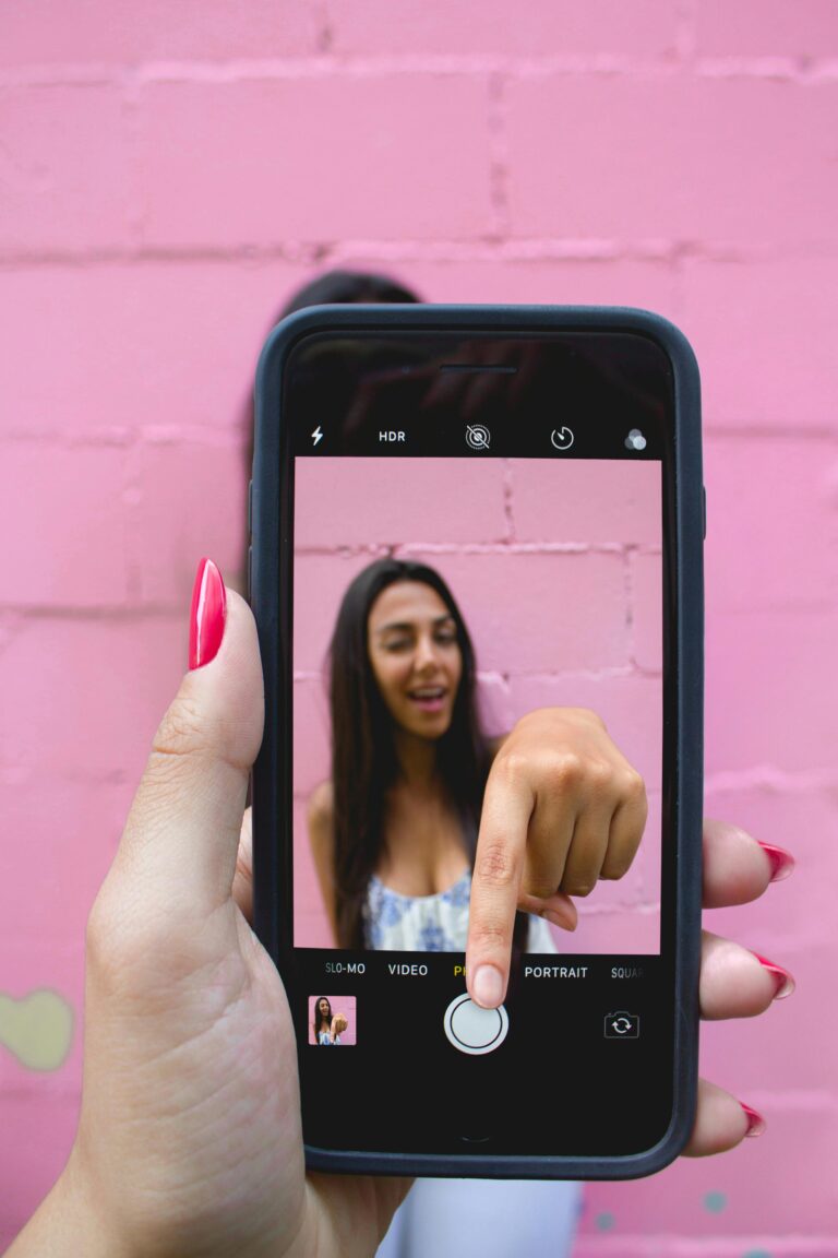 Ado qui se prend en photo avec son téléphone.