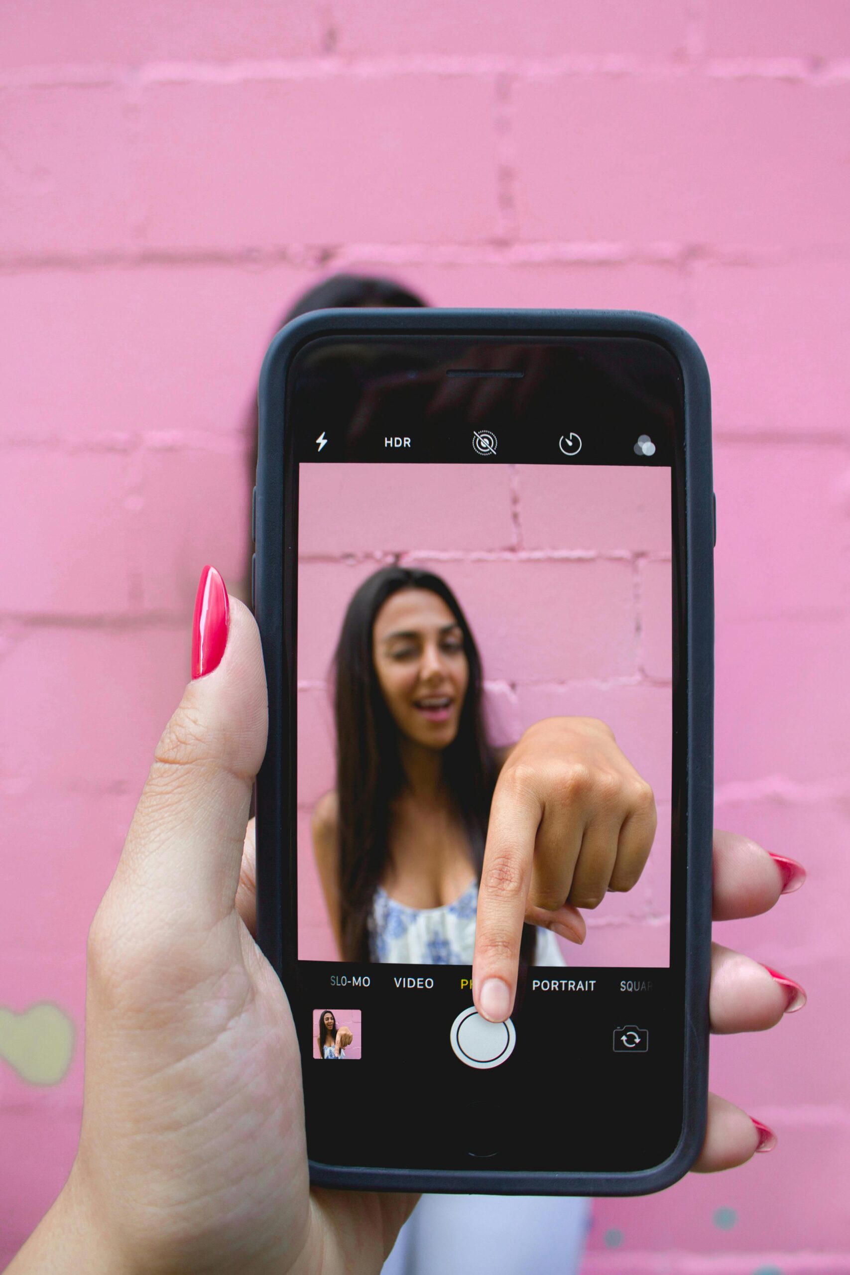 Ado qui se prend en photo avec son téléphone.