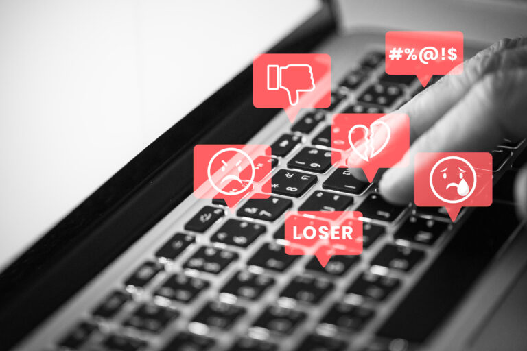 Image d'un clavier d'ordinateur d'où sortent des notifications.