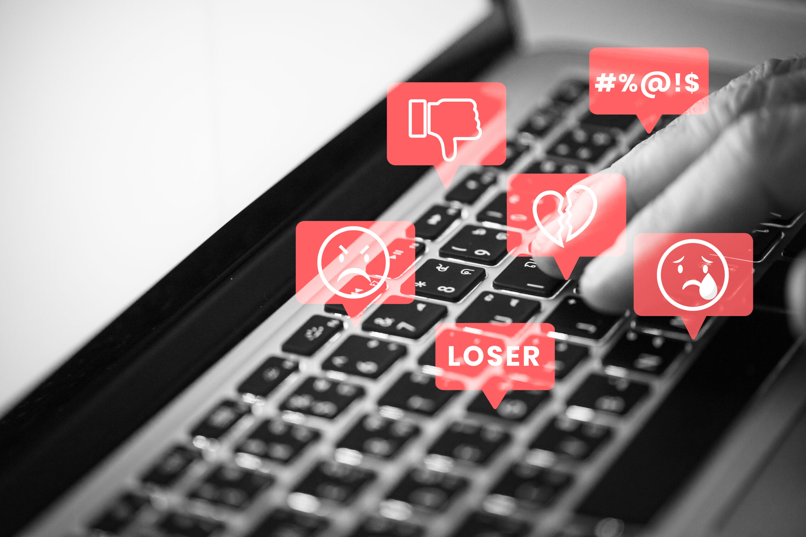 Image d'un clavier d'ordinateur d'où sortent des notifications.